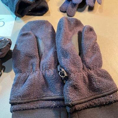 Lot 535 - adult gloves and mittens