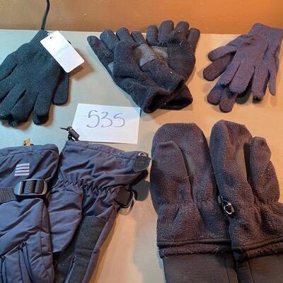 Lot 535 - adult gloves and mittens