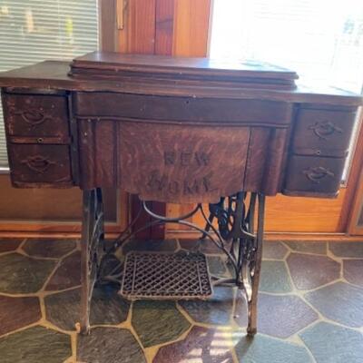 H688 Antique 1900â€™s NÃ©w Home Sewing Machine and Cabinet 