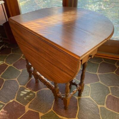 H691 Antique Gateleg Dropleaf Table 