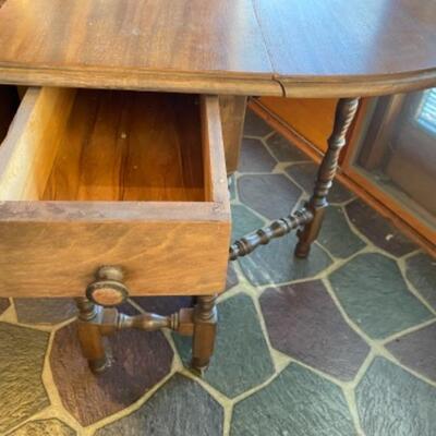 H691 Antique Gateleg Dropleaf Table 