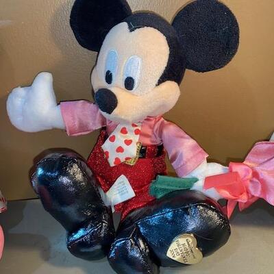 Lot 560 - Mickey Mouse and Minnie Valentine couple
