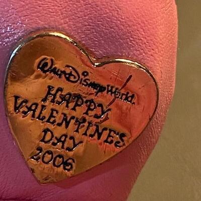 Lot 560 - Mickey Mouse and Minnie Valentine couple