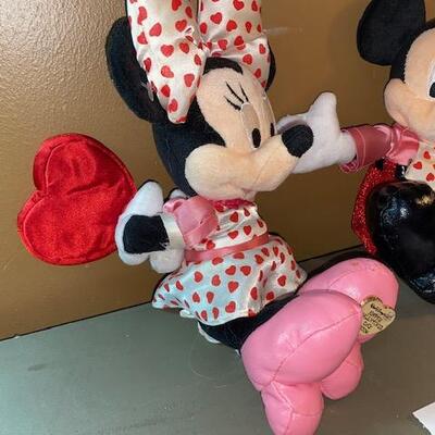 Lot 560 - Mickey Mouse and Minnie Valentine couple
