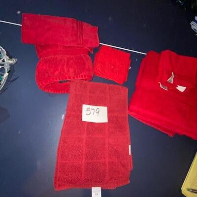 Lot 579 - Red bath towels