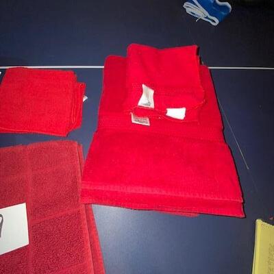 Lot 579 - Red bath towels