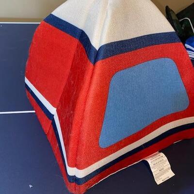 Lot 585 - Pet items