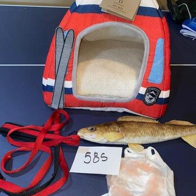 Lot 585 - Pet items