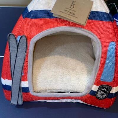 Lot 585 - Pet items
