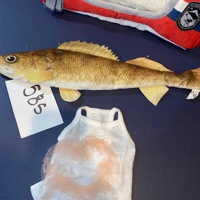 Lot 585 - Pet items