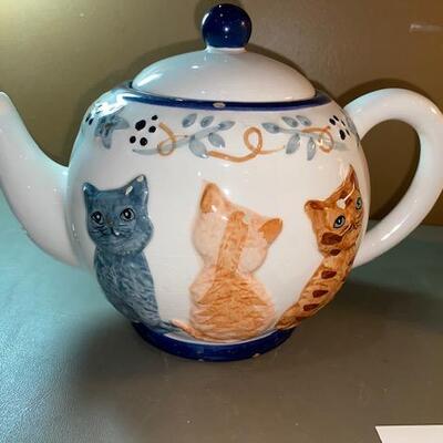 Lot 612 - Teapots