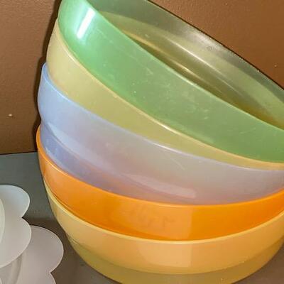 Lot 622 - Tupperware Bowls