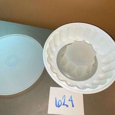 Lot 624 - Tupperware Jello Mold