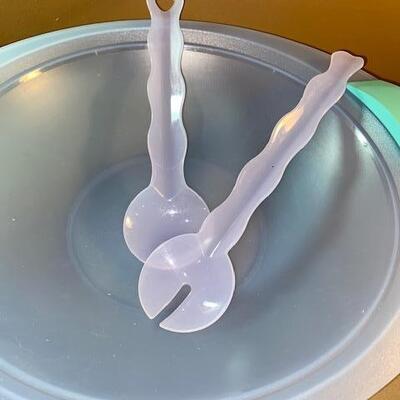Lot 630 - Tupperware Salad bowl