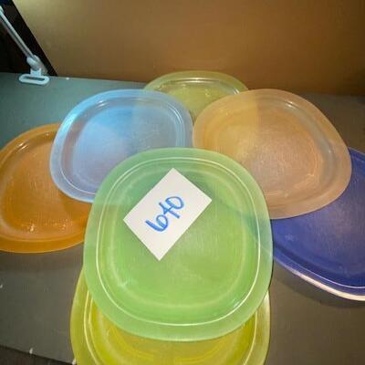 Lot 640 - tupperware plates