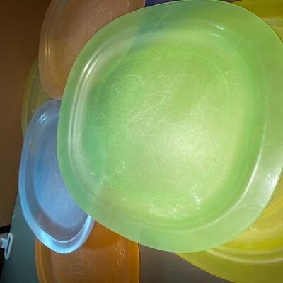 Lot 640 - tupperware plates