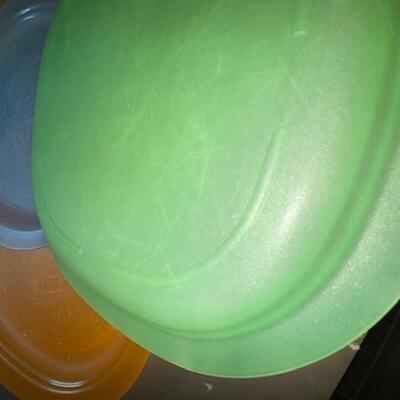 Lot 640 - tupperware plates