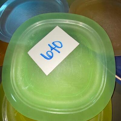 Lot 640 - tupperware plates