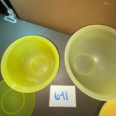 Lot 641 - Tupperware bowls