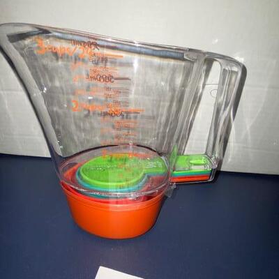 Lot 673 - Pampered chef Stackable measuring cup set