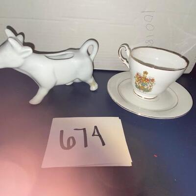 Lot 674 - Teacup and cow creamer