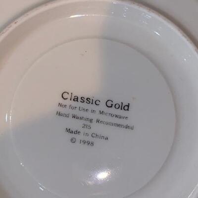 Lot 674 - Teacup and cow creamer