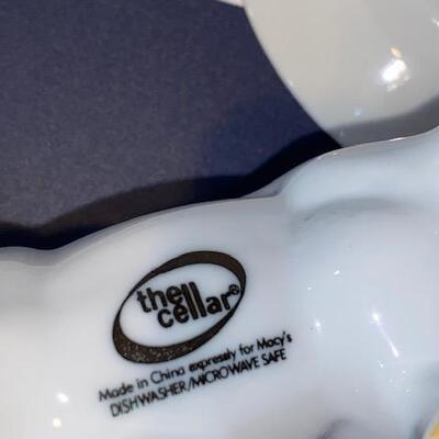Lot 674 - Teacup and cow creamer