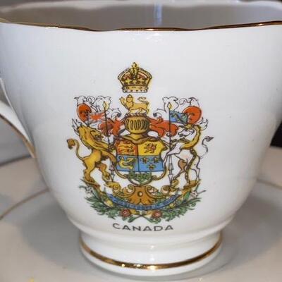 Lot 674 - Teacup and cow creamer