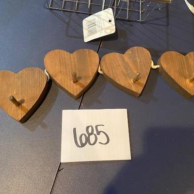 Lot 685 - baskets and decor