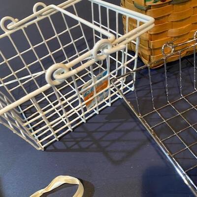Lot 685 - baskets and decor