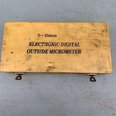 Electronic digital outside micrometer 