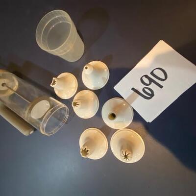 Lot 690 - Pampered Chef Easy accent decorator