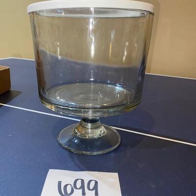 Lot 699 - pampered Chef Trifle Bowl with stand and lid