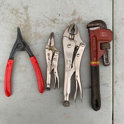 Lot of 4 spreader, 2 vise grips, pipe wrench 