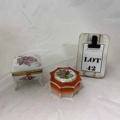 .42. VINTAGE | Two Porcelain Trinket Boxes 
