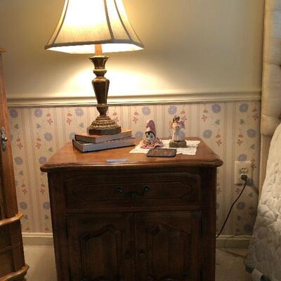 Lot 27 - Ethan Allen Bedside Tables, Lamps and Decorative Accessories