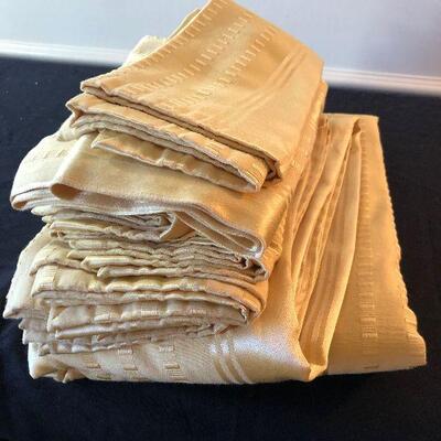 Lot 69 - Table Linens 