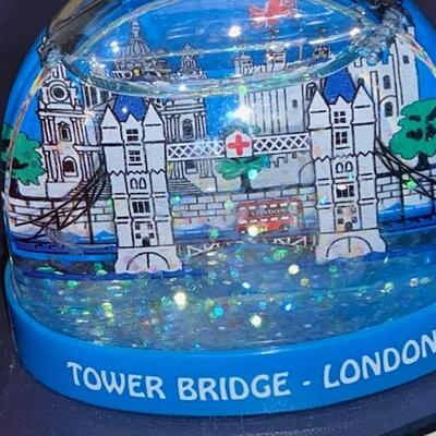 Lot 727 - London items