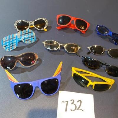 Lot 732 - sunglasses