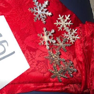 Lot 751 -  Christmas table decor