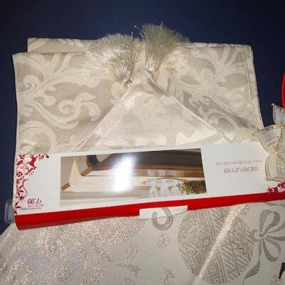 Lot 752 -Christmas table decor