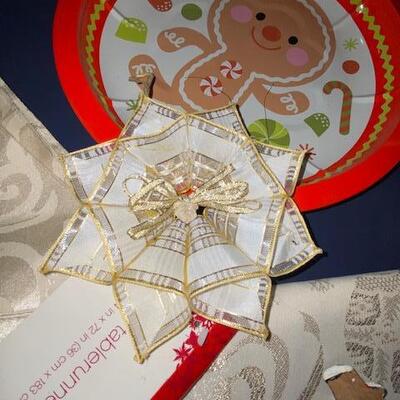 Lot 752 -Christmas table decor