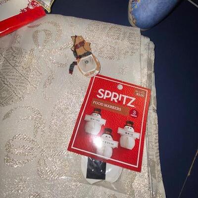 Lot 752 -Christmas table decor
