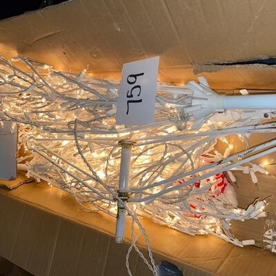 Lot 759 - Lighted tree