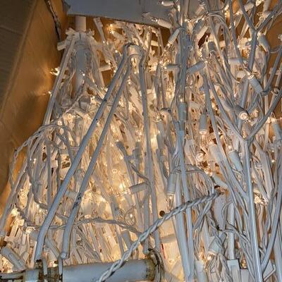 Lot 759 - Lighted tree