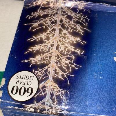 Lot 759 - Lighted tree