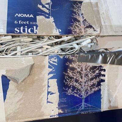Lot 759 - Lighted tree