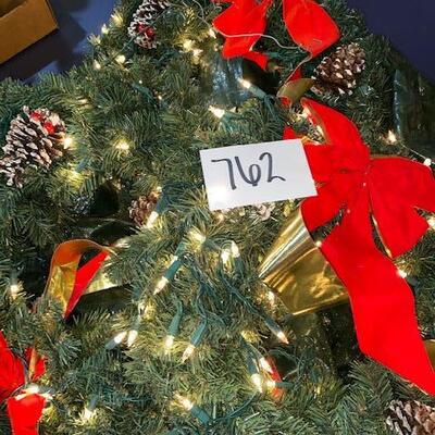 Lot 762 - 3 wreaths