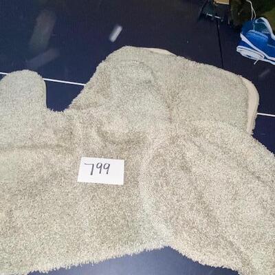 Lot 799 - bathroom rug set
