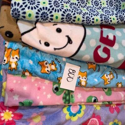 Lot 800 - fleece kids blankets
